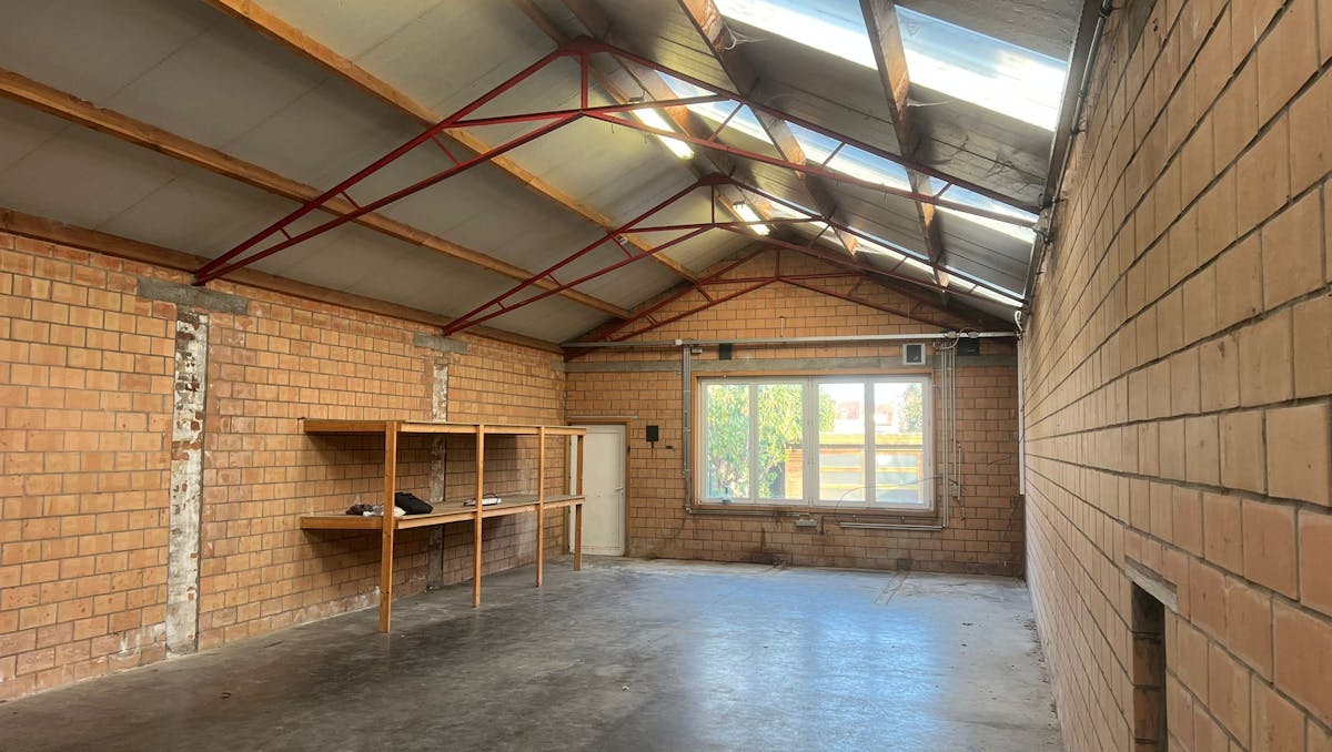Magazijn van ca 140 m² te huur in Meulebeke