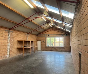 Magazijn van ca 140 m² te huur in Meulebeke