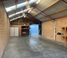 Magazijn van ca 140 m² te huur in Meulebeke