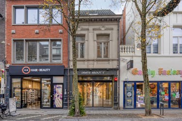 handelspand met woonst te koop in winkelcentrum Turnhout