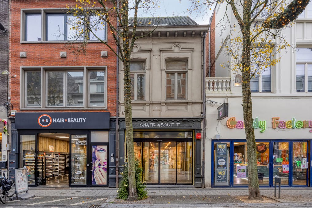 handelspand met woonst te koop in winkelcentrum Turnhout