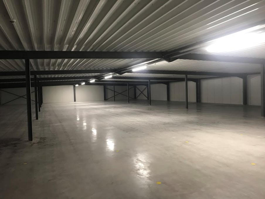 Opslagruimte van ca. 1.050 m² op drukke invalsweg in Ardooie