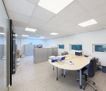 Magazijn (ca. 1010 m²) met optioneel kantoor te huur Evergem