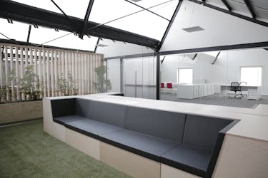 Kantoor van ca. 40m² met diensten in Intraxie te Rumbeke