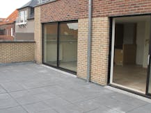 Vastgoedvennootschap met verhuurde magazijnen en opbrengsteigendom te Kortrijk 