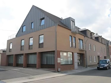 Vastgoedvennootschap met verhuurde magazijnen en opbrengsteigendom te Kortrijk