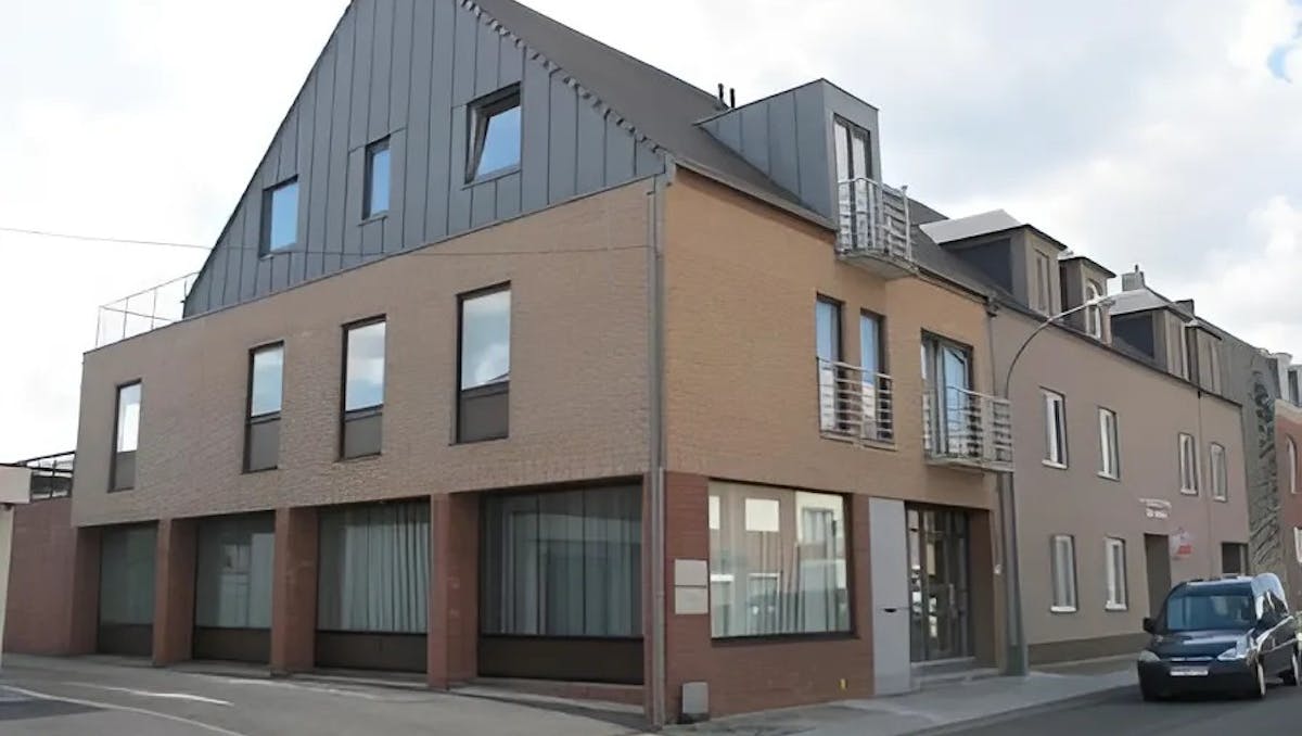 Vastgoedvennootschap met verhuurde magazijnen en opbrengsteigendom te Kortrijk