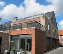 Vastgoedvennootschap met verhuurde magazijnen en opbrengsteigendom te Kortrijk