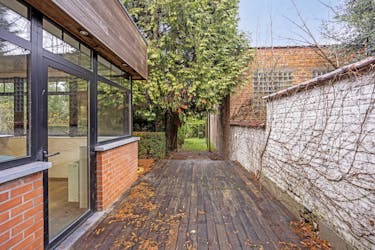 Commerciële ruimte met duplex-appartement te koop in Evere