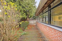 Commerciële ruimte met duplex-appartement te koop in Evere