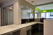 Centraal gelegen kantoor/winkel (ca. 114 m²) in Heist.