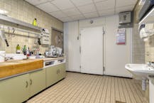 Handelspand met woonst te koop in centrum Menen