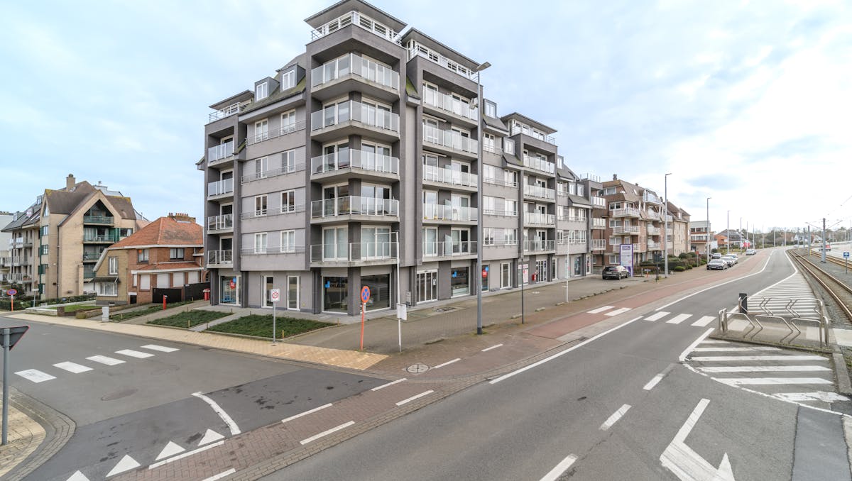 Ruim handelspand met standplaats te koop te Koksijde-bad