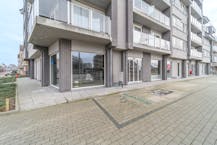 Ruim handelspand met standplaats te koop te Koksijde-bad