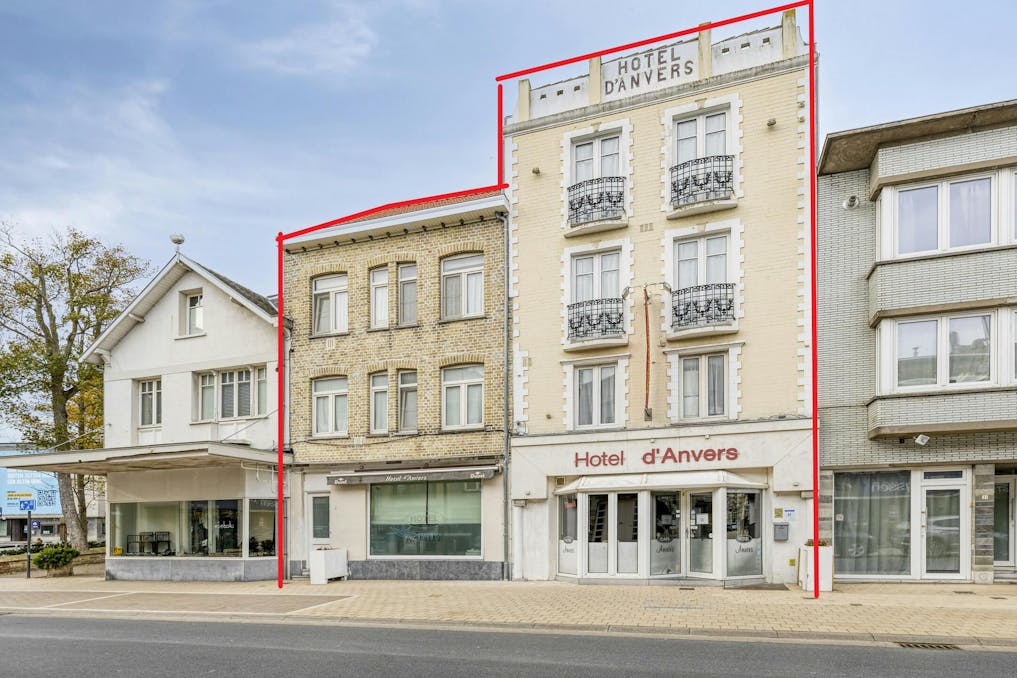 Hotel + handelshuis in de Zeelaan in De Panne
