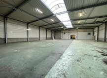 Ruime KMO-unit (ca. 825 m²) te huur in Nieuwerkerken