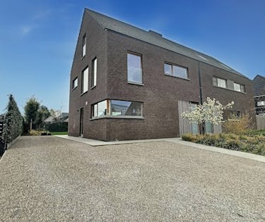 Halfopen woning met drie slaapkamers te huur in Beveren-Leie