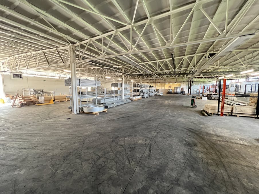 Warehouse (approx. 1,428 m²) with office for rent in Dendermonde