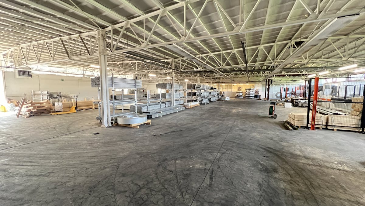Magazijn (ca. 1.428 m²) met kantoor te huur in Dendermonde