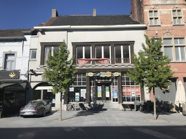 Espace polyvalent à louer d'environ 1 250 m² sur la Stationsplein à Roulers