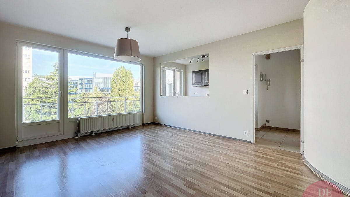 Bright 2-bedroom apartment with garage in Auderghem