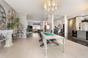 Ruime woning met 4 slaapkamers, en grote garage in Niel