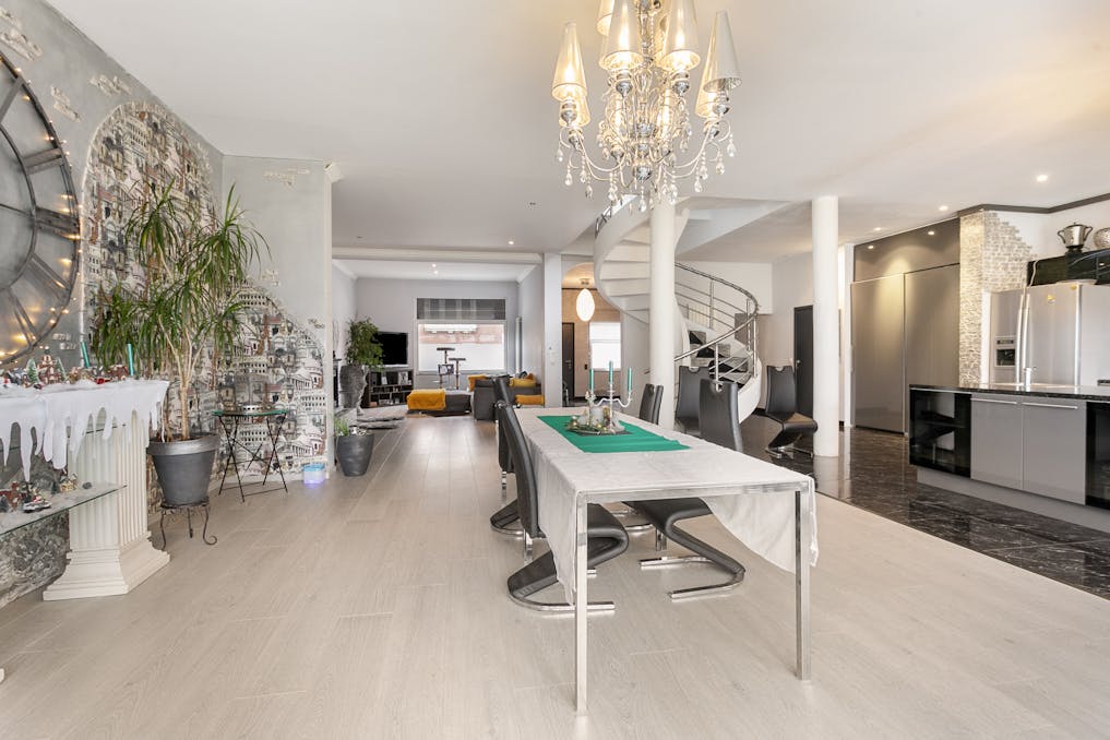 Ruime woning met 4 slaapkamers, en grote garage in Niel