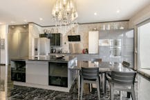 Ruime woning met 4 slaapkamers, en grote garage in Niel