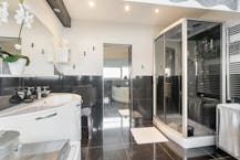 Ruime woning met 4 slaapkamers, en grote garage in Niel