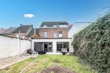 Ruime woning met 4 slaapkamers, en grote garage in Niel