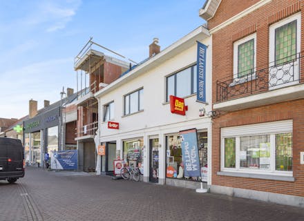Opbrengsteigendom  te koop in langs de Dorpsstraat te Sijsele (Damme)