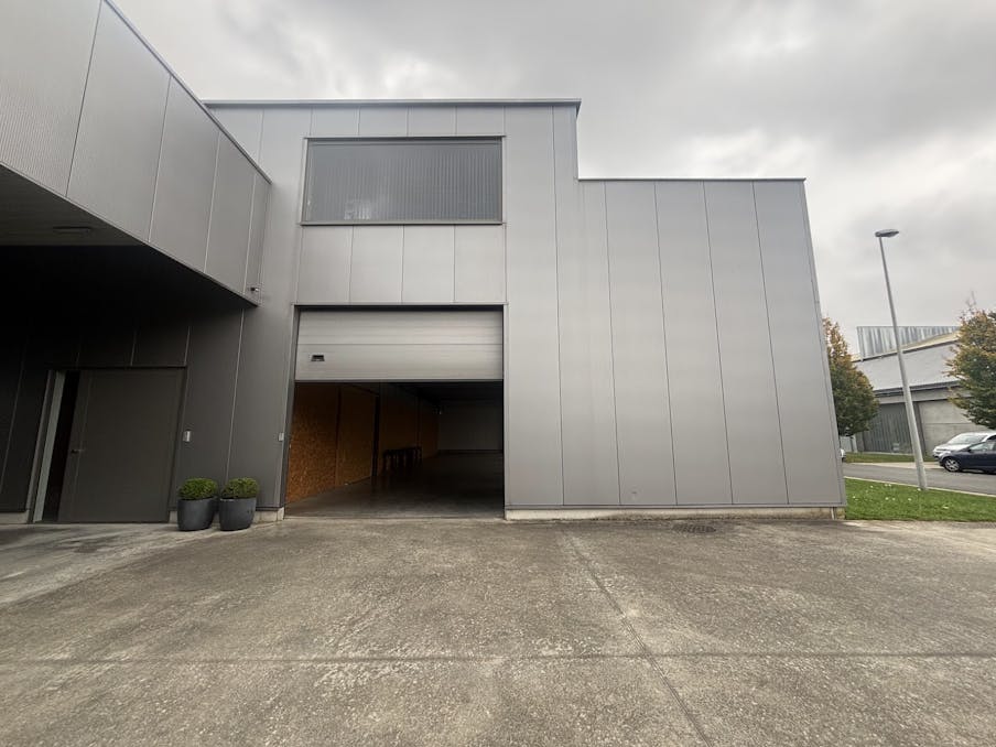 Magazijn van ca. 220 m² te huur in Waregem.