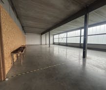 Magazijn van ca. 220 m² te huur in Waregem.
