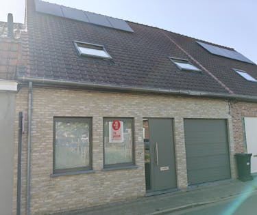 Rijwoning met 3 slaapkamers en garage in centrum Poperinge