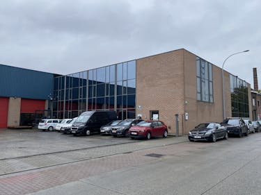 Entrepôt avec bureaux situé au centre de Roeselare 