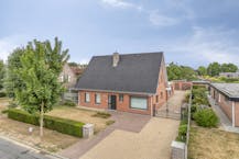 Praktijkruimte met woonst te koop in Beveren-Leie