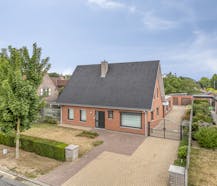 Praktijkruimte met woonst te koop in Beveren-Leie