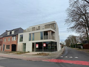 Casco gelijkvloers handelspand te koop in centrum Wielsbeke