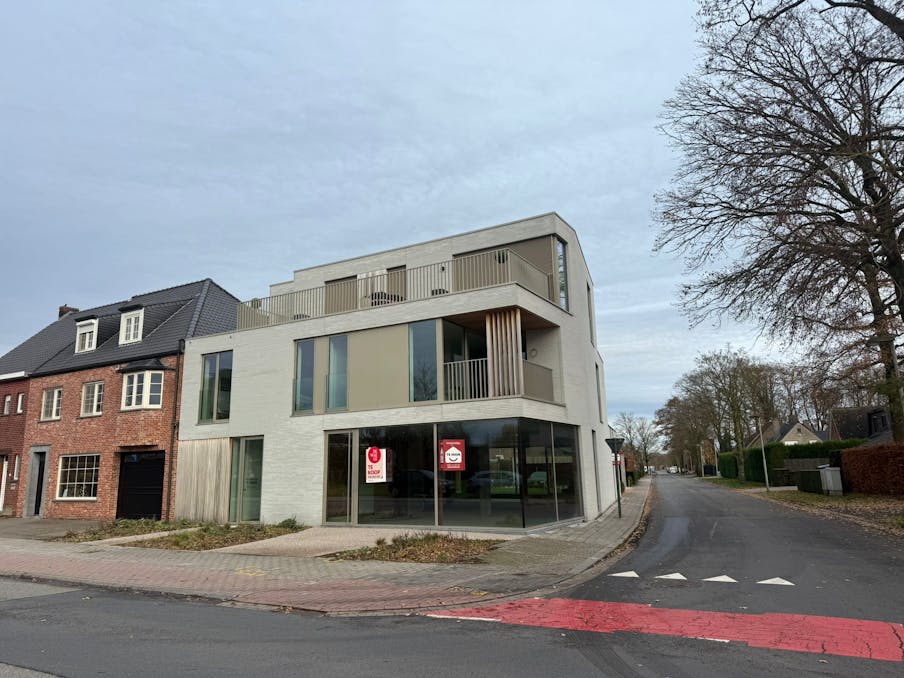 Casco gelijkvloers handelspand te koop in centrum Wielsbeke