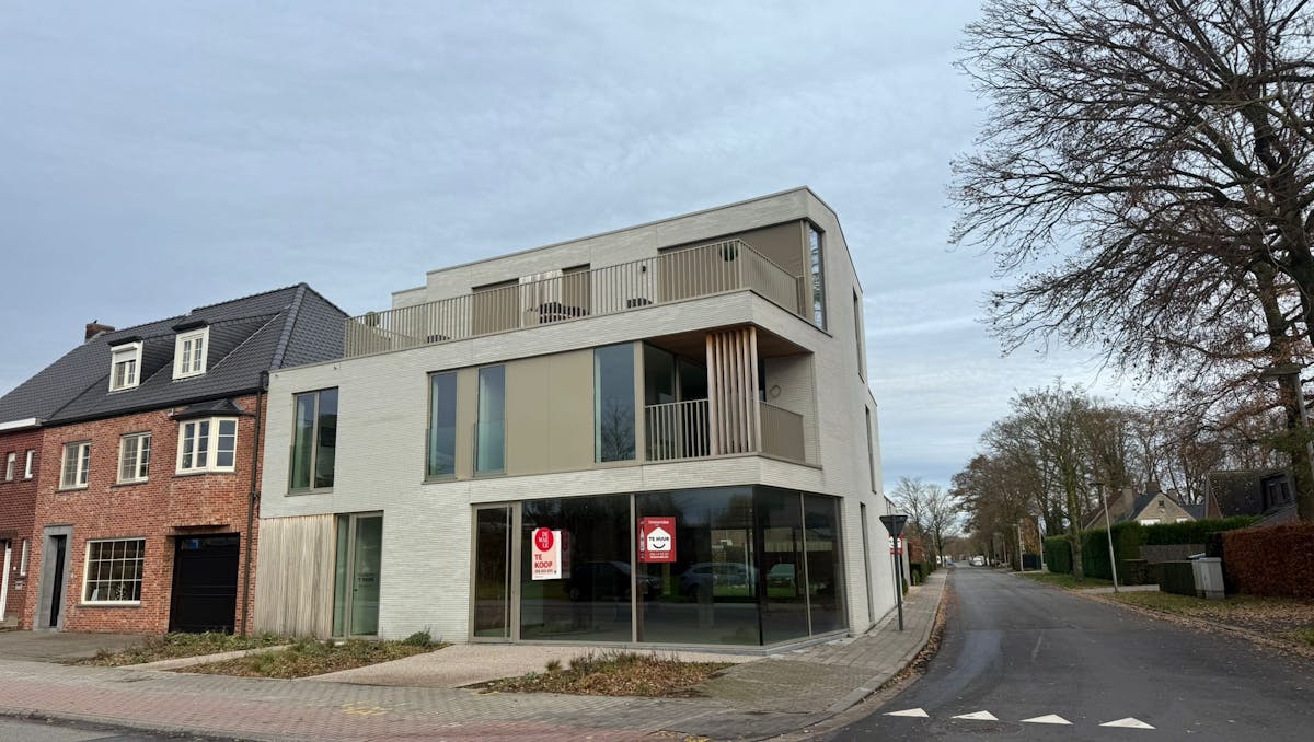 Casco gelijkvloers handelspand te koop in centrum Wielsbeke