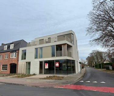 Casco gelijkvloers handelspand te koop in centrum Wielsbeke