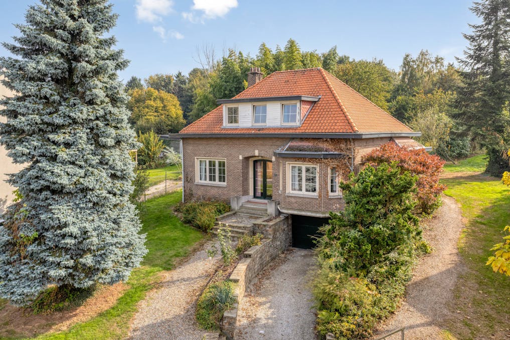 Four-gable house to renovate at a top location in Grimbergen!