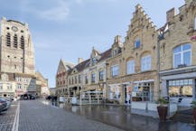 Handelsgelijkvloers te huur op de Grote Markt te Veurne.