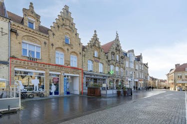 Handelsgelijkvloers te huur op de Grote Markt te Veurne.