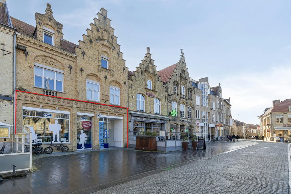 Handelsgelijkvloers te huur op de Grote Markt te Veurne.