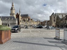 Handelsgelijkvloers te huur op de Grote Markt te Veurne.