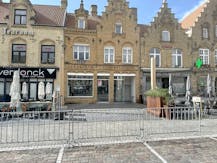 Handelsgelijkvloers te huur op de Grote Markt te Veurne.