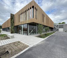 Commerciële ruimte te huur (261 m²) + Magazijn (280 m²)