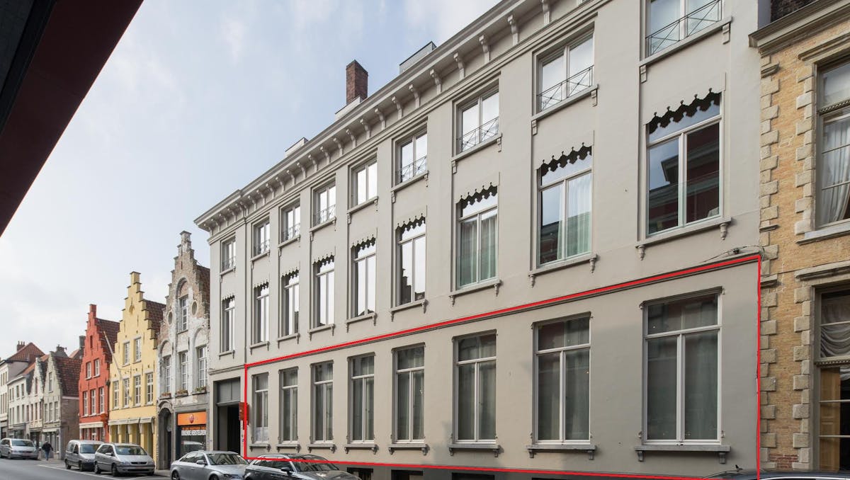 Ruim appartement/ kantoorruimte te koop in Brugge centrum