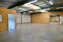 Magazijn met kantoor (ca. 600 m²) te huur in Aalter